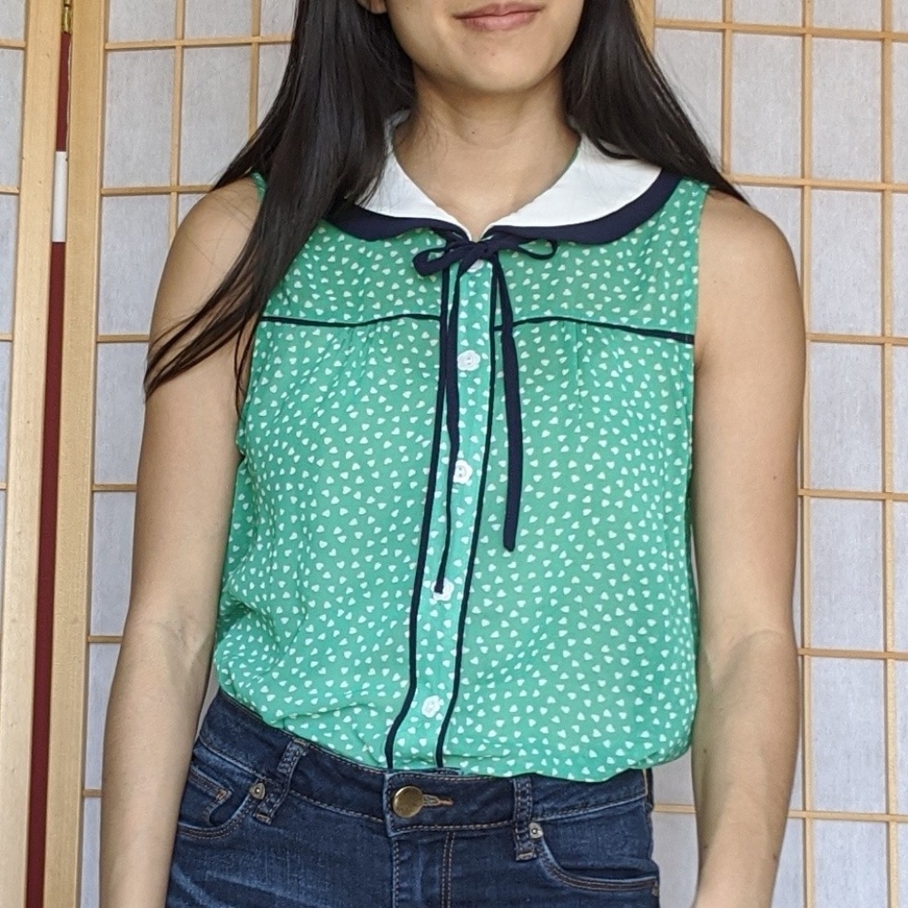 Adorable Peter pan collar button up blouse